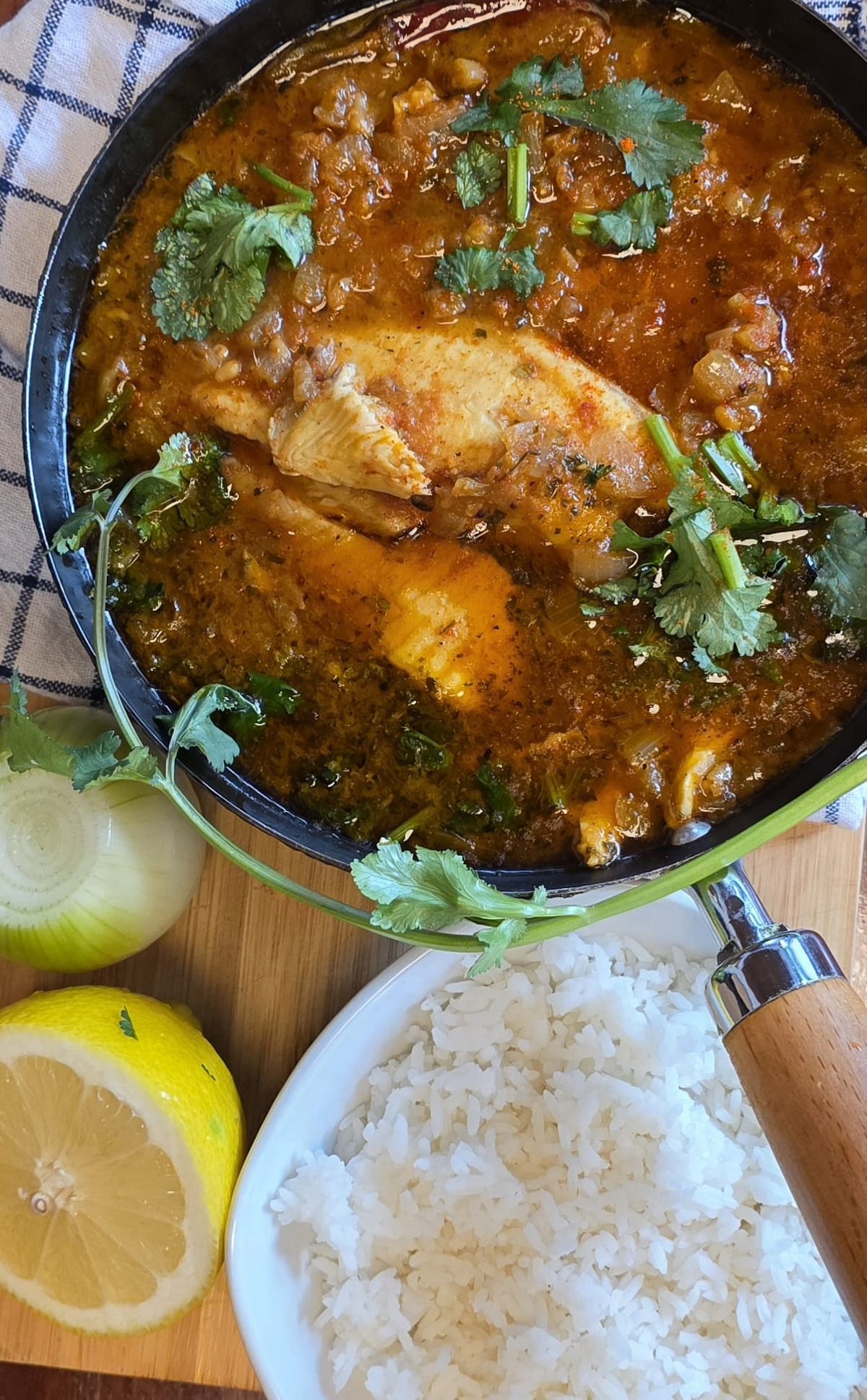 Chicken Curry mit Reis und Zitrone