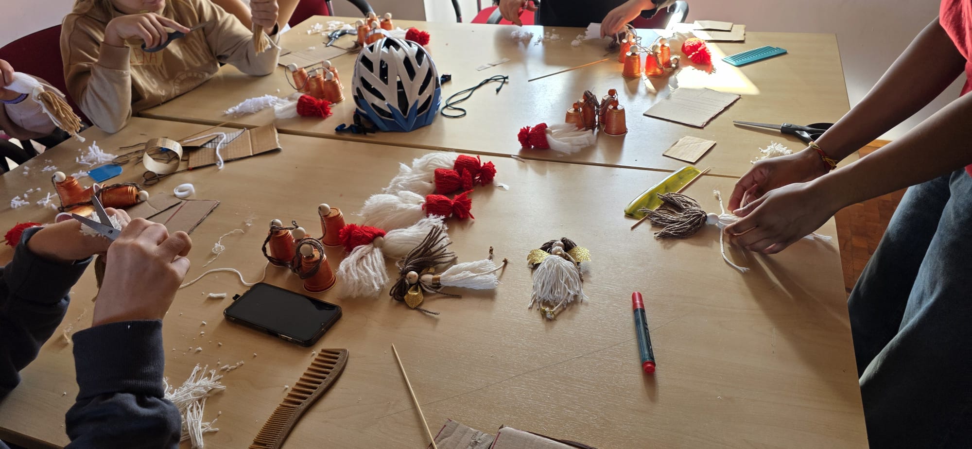 Workshop-Szene: Gemeinsam kreativ mit Wolle